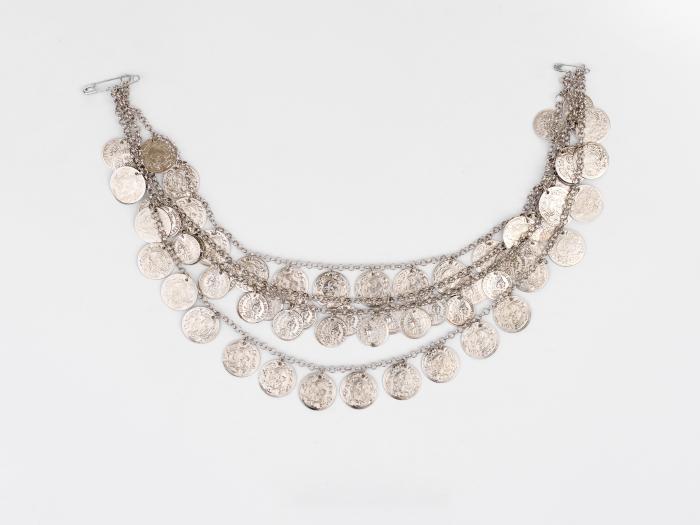 ΦΛΟΥΡΙΑ ΑΣΗΜΕΝΙΑ ΜΕ ΚΟΣΜΗΜΑ ΣΕ ΑΛΥΣΙΔΑ ΠΑΡΑΔΟΣΙΑΚΗΣ ΦΟΡΕΣΙΑΣ ΑΛΕΞΑΝΔΡΕΙΑΣ ΜΕ ΜΠΛΕ ΣΑΓΙΑ