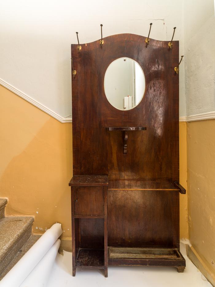 ΕΠΙΠΛΟ ΚΡΕΜΑΣΤΡΑΣ ΜΕ ΚΑΘΡΕΠΤΗ