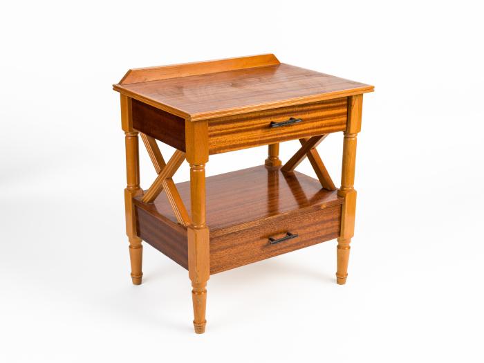 ΤΡΑΠΕΖΑΚΙ ΜΕ ΔΥΟ ΣΥΡΤΑΡΙΑ