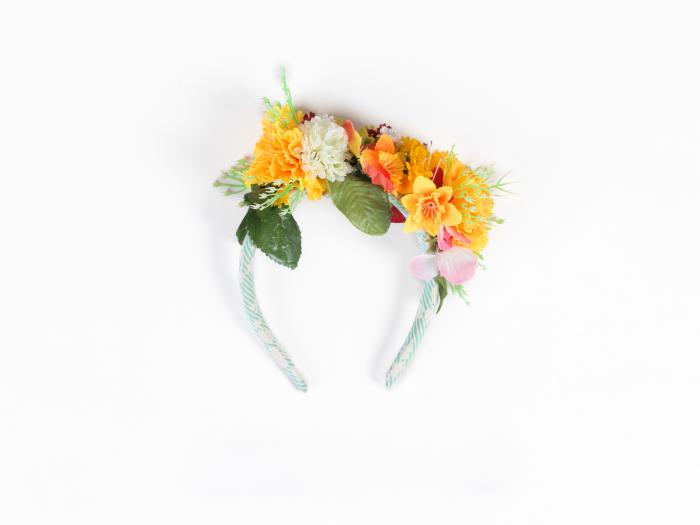 ΣΤΕΚΑ ΜΕ ΛΟΥΛΟΥΔΙΑ ΠΑΡΑΔΟΣΙΑΚΗΣ ΓΥΝΑΙΚΕΙΑΣ ΦΟΡΕΣΙΑΣ ΔΙΔΥΜΟΤΕΙΧΟΥ