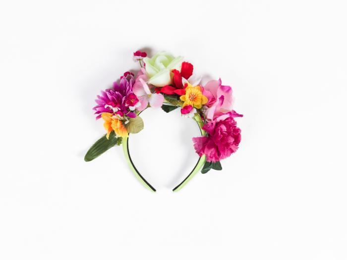 ΣΤΕΚΑ ΜΕ ΛΟΥΛΟΥΔΙΑ ΠΑΡΑΔΟΣΙΑΚΗΣ ΓΥΝΑΙΚΕΙΑΣ ΦΟΡΕΣΙΑΣ ΔΙΔΥΜΟΤΕΙΧΟΥ