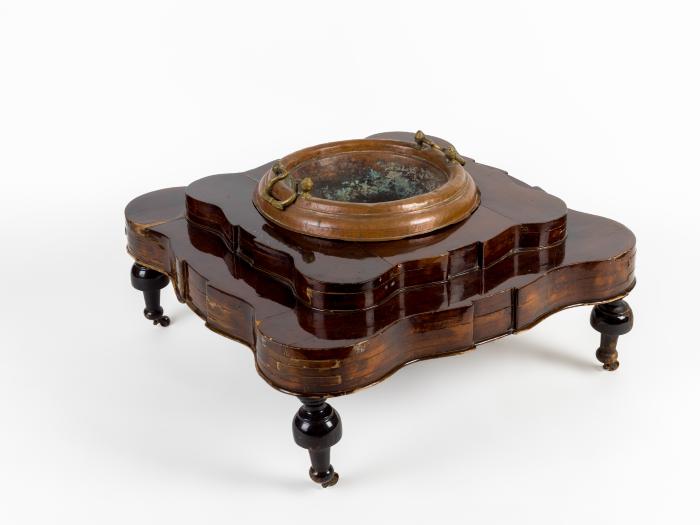 ΚΕΝΤΡΙΚΟ ΤΡΑΠΕΖΑΚΙ ΜΕ ΜΑΓΚΑΛΙ